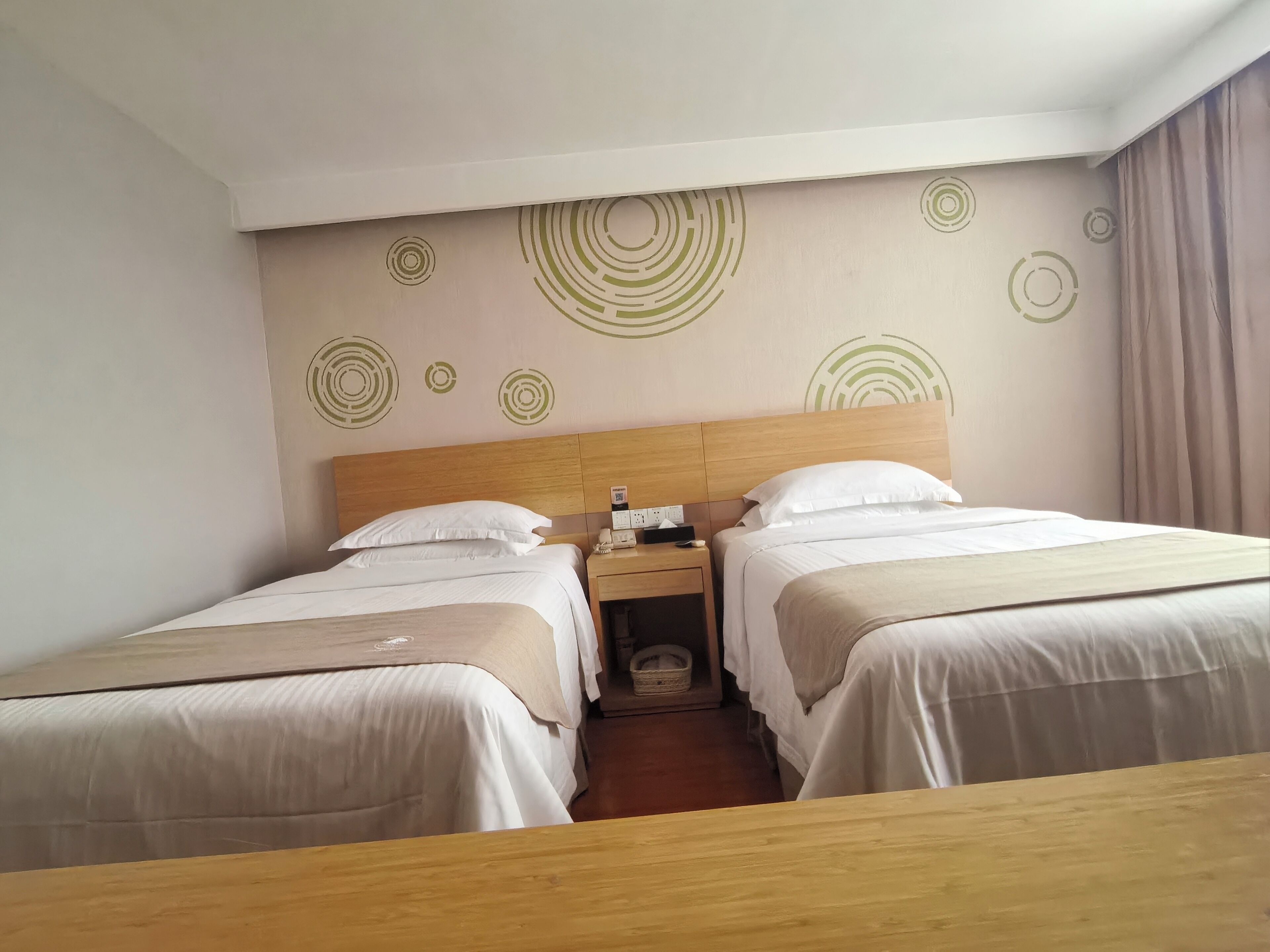 Quarto casal conforto, várias camas, para não fumantes, vista para o pátio | Escrivaninha, espaço de trabalho para notebook, cortinas blackout