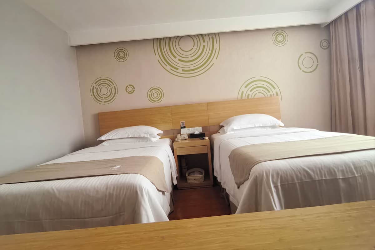 Quarto casal conforto, várias camas, para não fumantes, vista para o pátio | Escrivaninha, espaço de trabalho para notebook, cortinas blackout