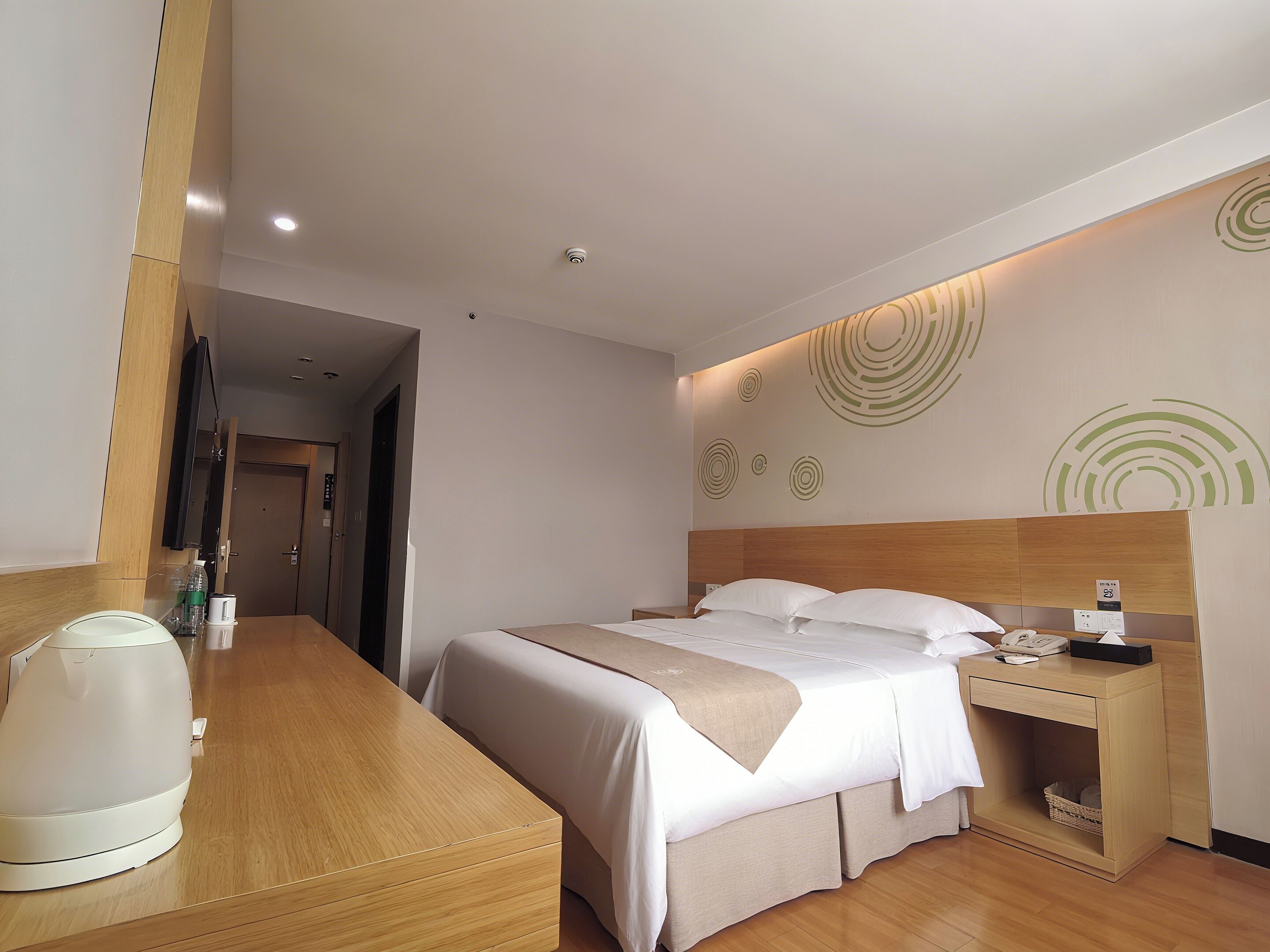 Quarto casal conforto, para não fumantes, vista para o pátio | Escrivaninha, espaço de trabalho para notebook, cortinas blackout