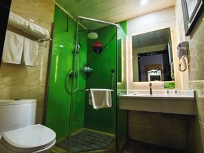 Chuveiro, secador de cabelo, chinelos, toalhas de banho