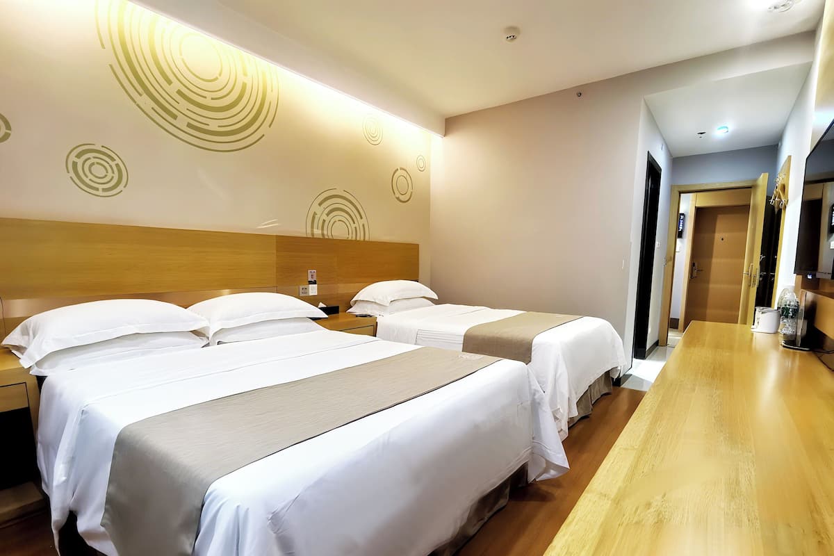 Escritorio, espacio para trabajar con laptop y cortinas blackout