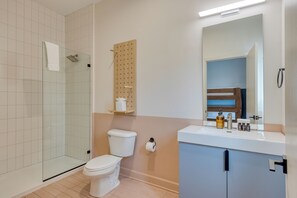 Shower, hair dryer, towels - Swiftie-Inspired Nash Stay + Balcony | Walkable to Broad | The Eras Escape (Nashville)