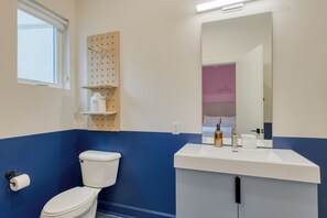 Shower, hair dryer, towels - Swiftie-Inspired Nash Stay + Balcony | Walkable to Broad | The Eras Escape (Nashville)