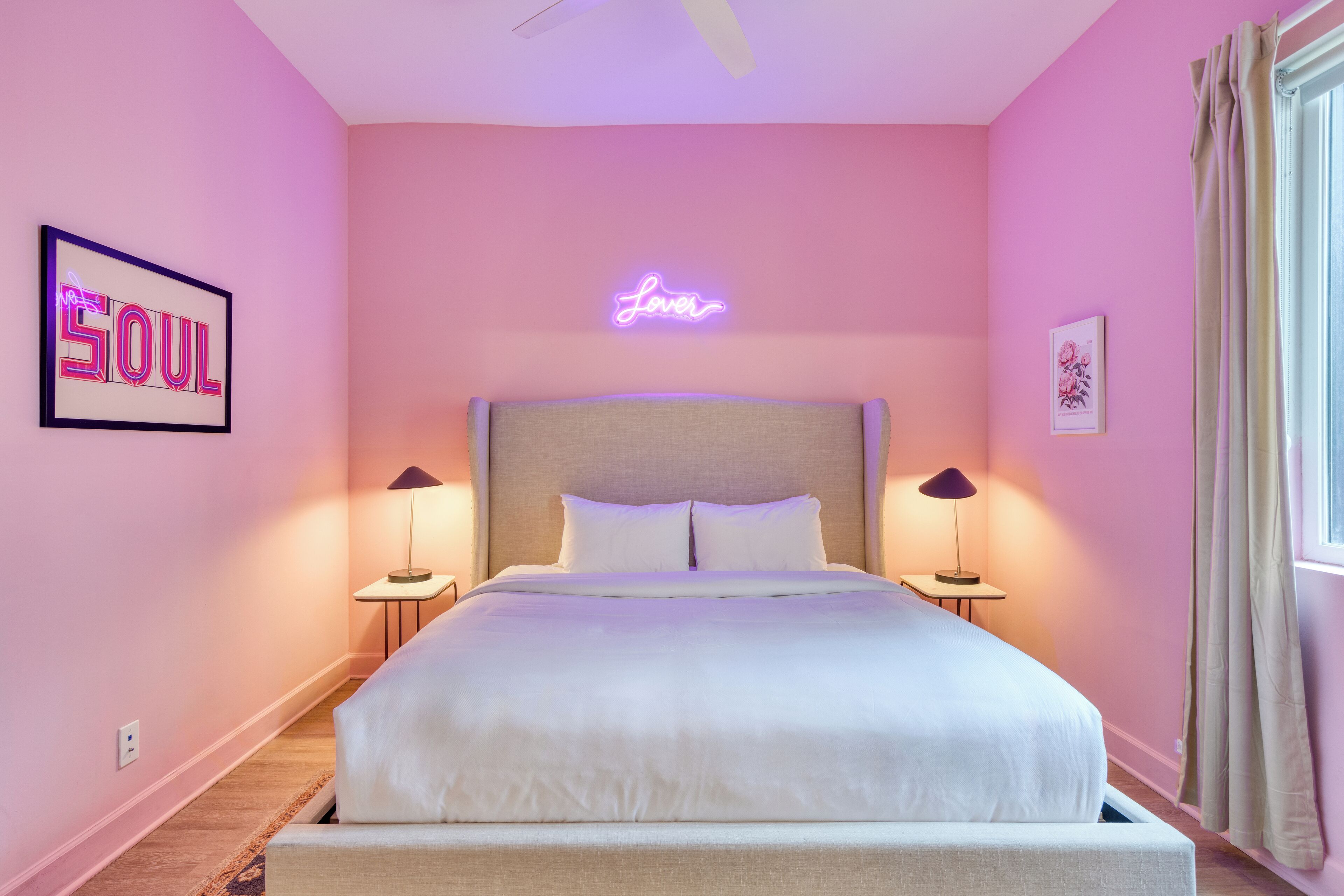 4 soverom, skrivebord, wi-fi (inkludert) og sengetøy