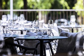 Outdoor dining - 2-room apartment for 2 people, courtyard side (Gréoux-les-Bains)