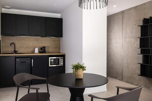 Kühlschrank, Mikrowelle, Geschirrspüler, Esstisch