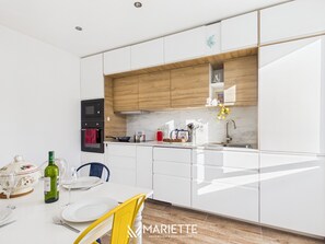 Kühlschrank, Mikrowelle, Ofen, Geschirrspüler