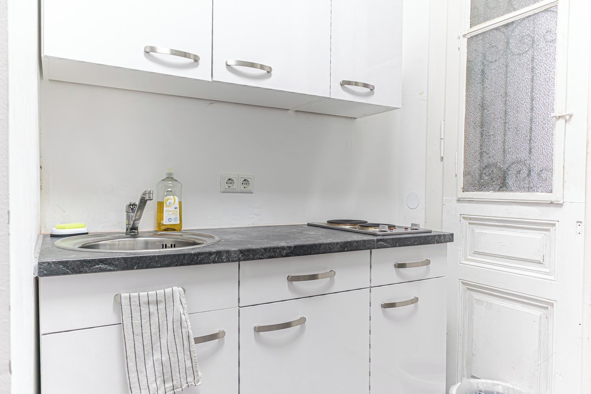 Basic Apartment | Private kitchen | Mini-fridge, microwave, stovetop, cookware/dishes/utensils