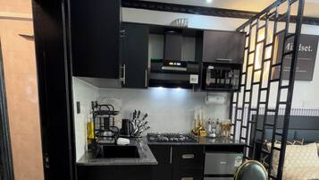 Geladeira, micro-ondas, chaleira elétrica, torradeira