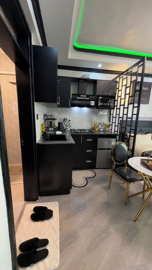 Køleskab, mikrobølgeovn, elkedel, brødrister