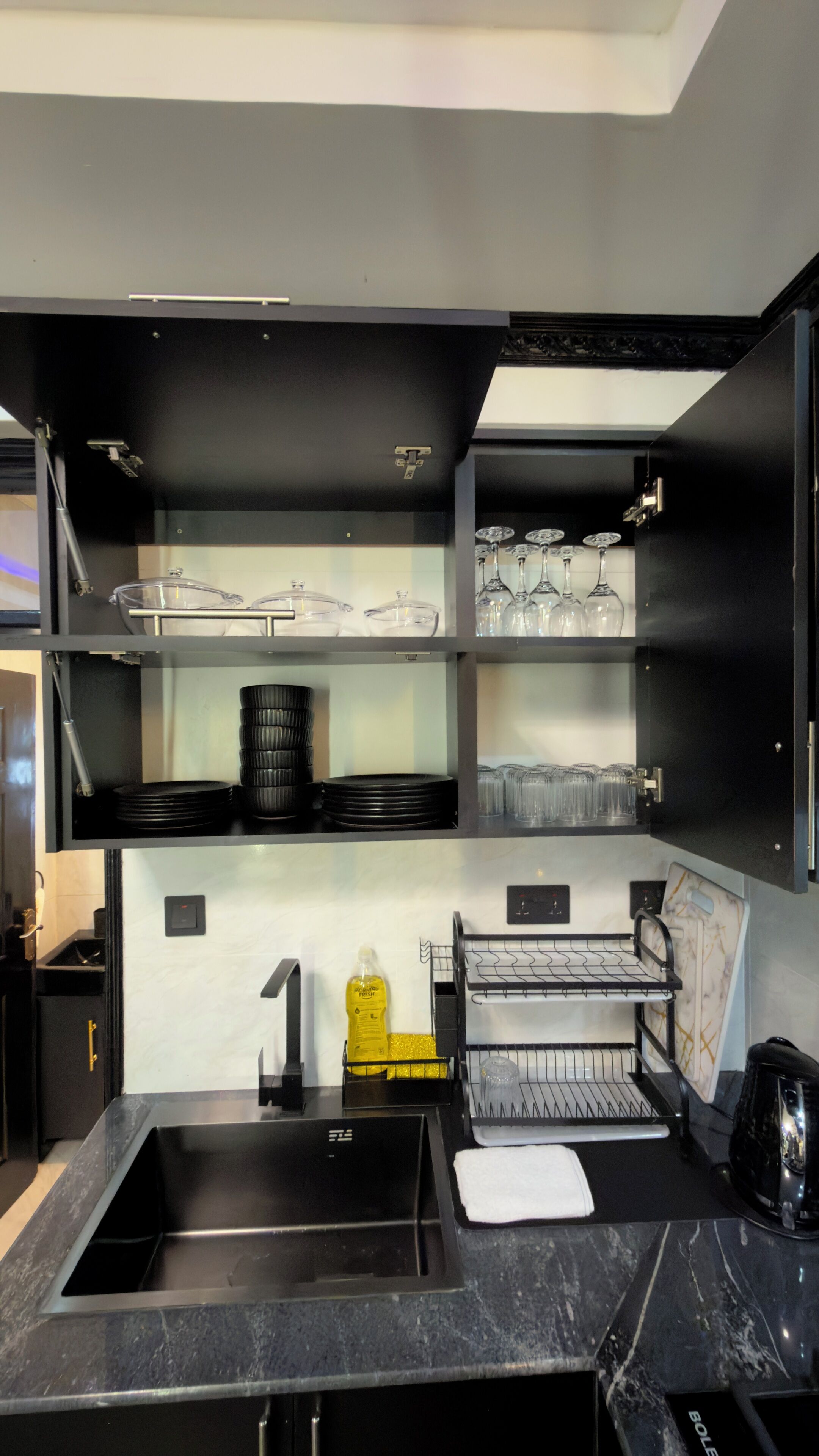 Geladeira, micro-ondas, chaleira elétrica, torradeira