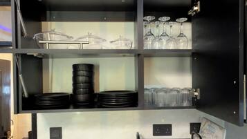 Geladeira, micro-ondas, chaleira elétrica, torradeira