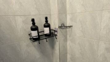 Dusche, Haartrockner, Handtücher, Seife