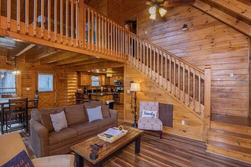 Cozy 2-bedroom cabin between Pigeon Forge and Gatlinburg