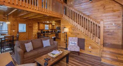 Cozy 2-bedroom cabin between Pigeon Forge and Gatlinburg
