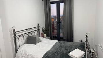 2 bedrooms, iron/ironing board, internet, bed sheets