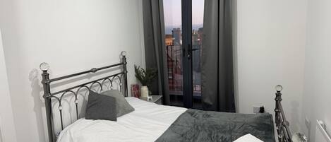 2 dormitorios, tabla de planchar con plancha, Internet y ropa de cama