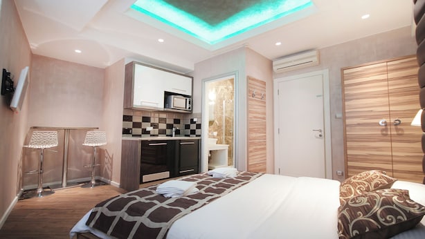 WiFi, bed sheets - Economy Studio in Strong Center of Belgrade with Private Garage (Beograd)