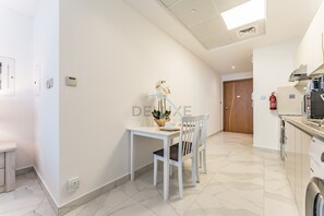 Fridge, microwave, oven, stovetop - Modern Furnished Studio Near Downtown Dubai, Public Transport and Dubai Canal (Dubai)