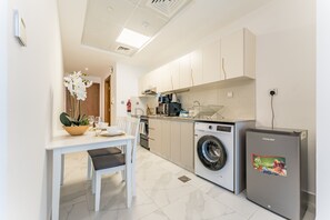 Een koelkast, een microgolfoven, een oven, een kookplaat