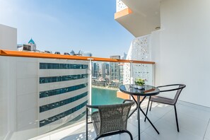 Outdoor dining - Modern Furnished Studio Near Downtown Dubai, Public Transport and Dubai Canal (Dubai)