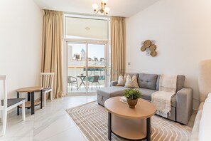 TV - Modern Furnished Studio Near Downtown Dubai, Public Transport and Dubai Canal (Dubai)