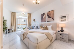 Een kluis op de kamer, een strijkplank/strijkijzer, gratis wifi