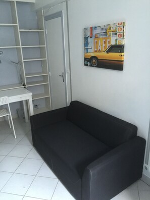 Living area - APARTMENT 5 MINUTES CHATEAU DE VERSAILLES (VERSAILLES)