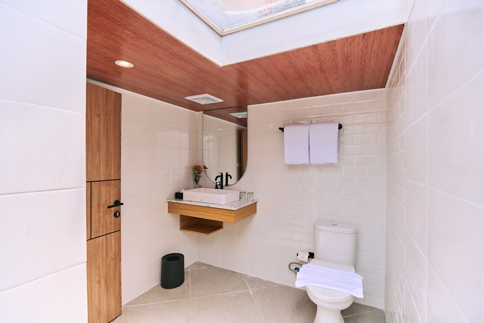 Deluxe-Villa | Badezimmer | Dusche, kostenlose Toilettenartikel, Handtücher, Seife