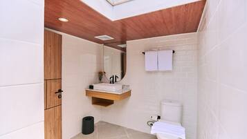 Deluxe-Villa | Badezimmer | Dusche, kostenlose Toilettenartikel, Handtücher, Seife