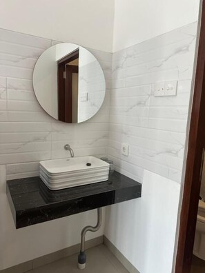 Tweepersoonskamer, uitzicht op zwembad | Badkamer | Een douche, handdoeken, zeep, shampoo