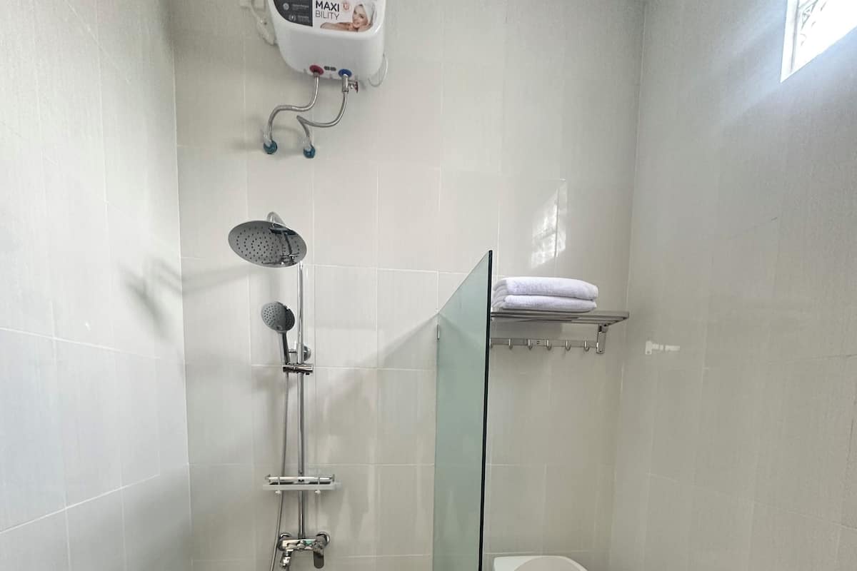Double Room, Balcony, Garden View | Bathroom | Shower, towels, soap, shampoo