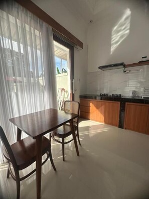 Tweepersoonskamer, uitzicht op zwembad | Dineren