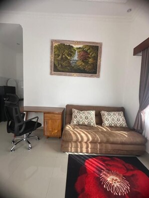 Tweepersoonskamer, uitzicht op zwembad | Woonruimte