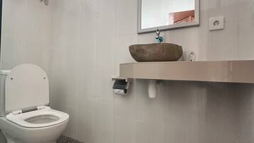 Double Room, Balcony, Garden View | Bathroom | Shower, towels, soap, shampoo
