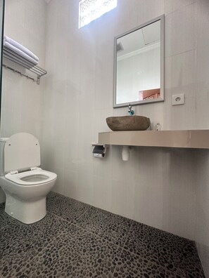 더블룸, 발코니, 정원 전망 | 욕실 | 샤워 시설, 타월, 비누, 샴푸