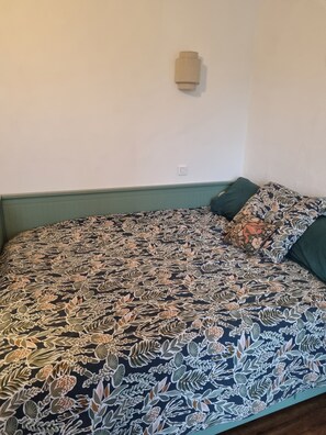 2 dormitorios, tabla de planchar con plancha, wifi y ropa de cama