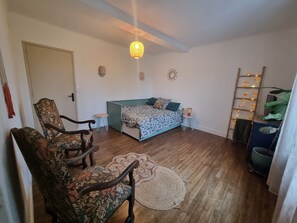 2 chambres, fer et planche à repasser, Wi-Fi, draps fournis