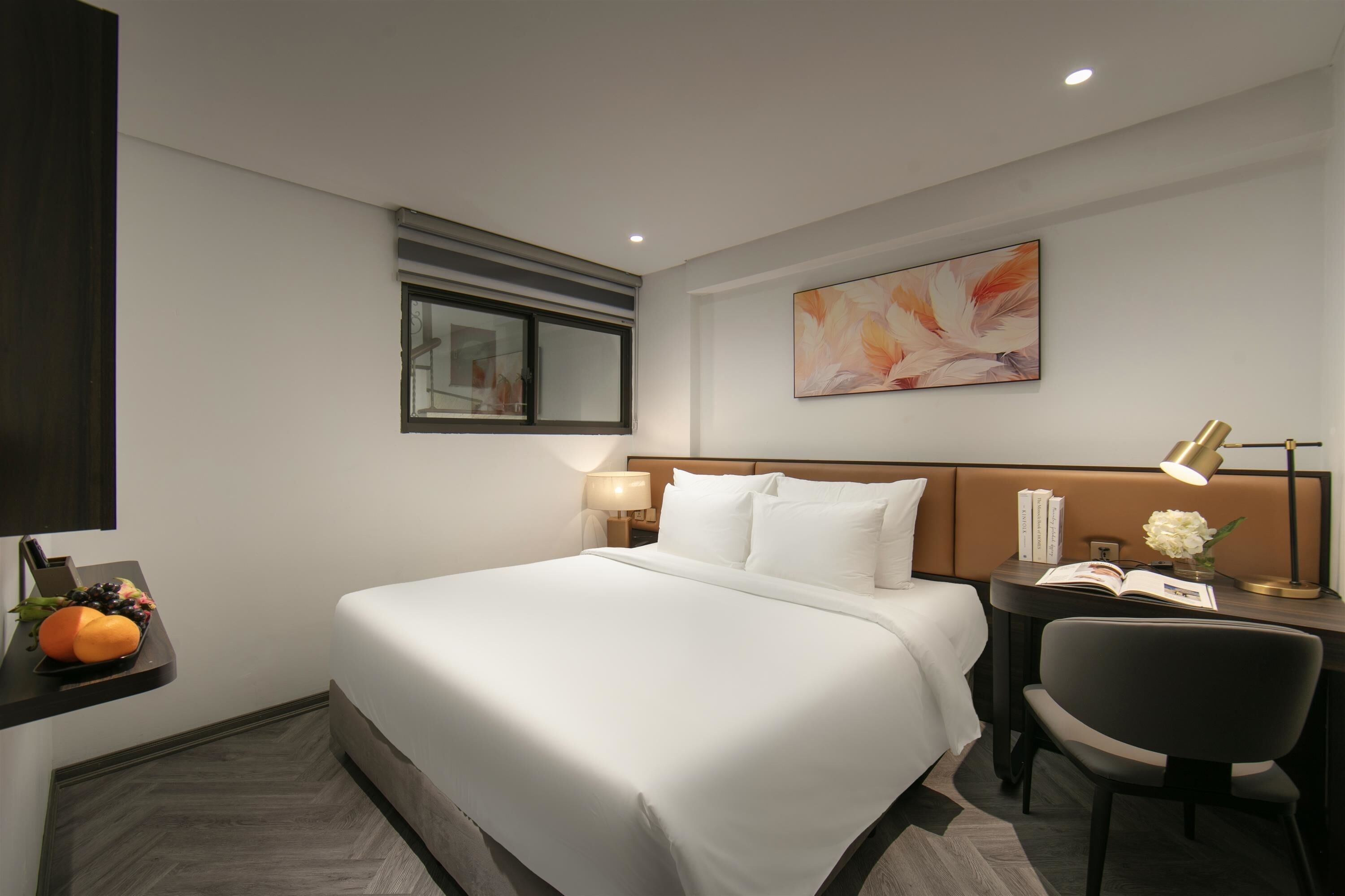 Superior Double Room with Internal Window | Minibar, pengeskab på værelset, skrivebord