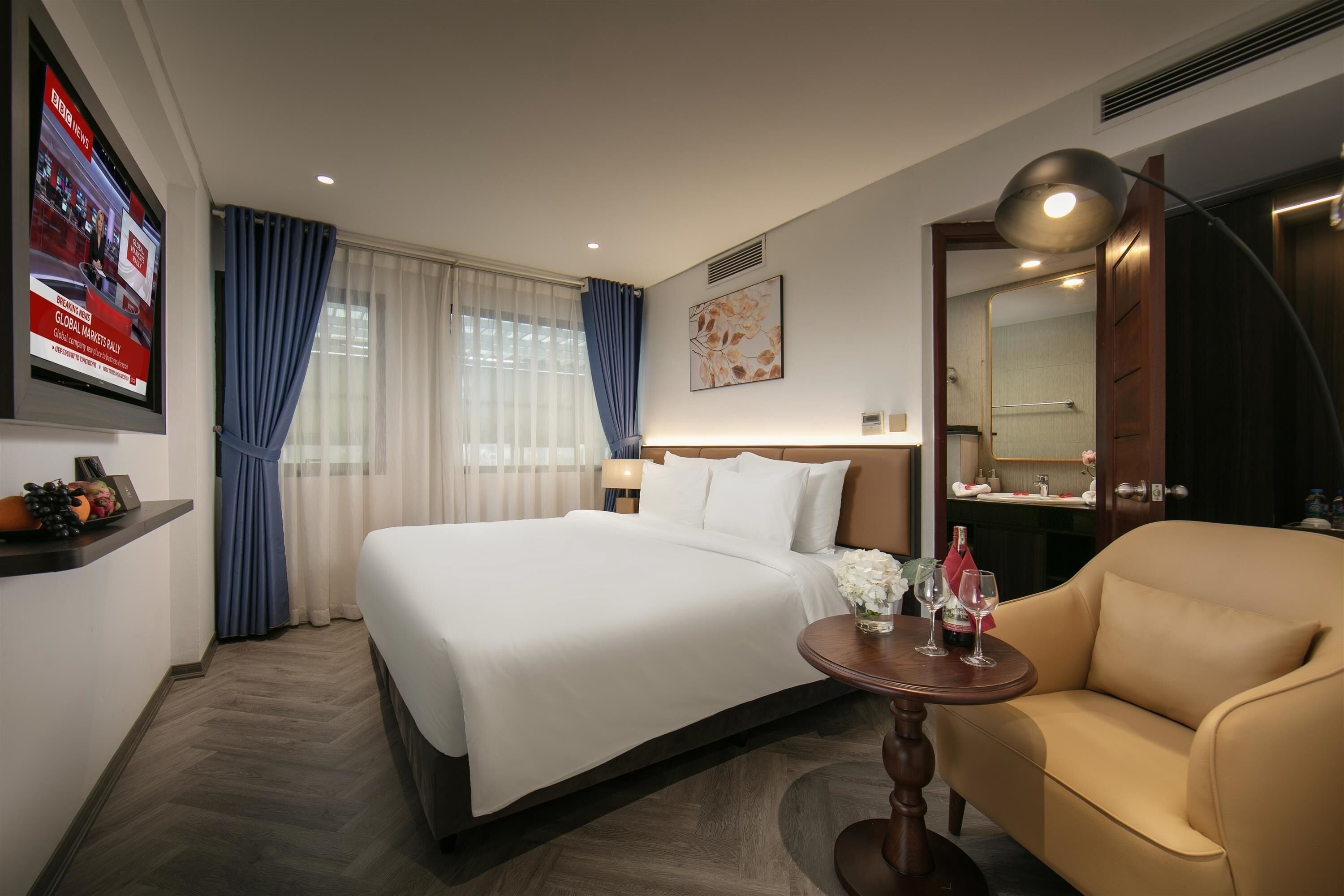 Premier Double or Twin Room with Window | Minibar, pengeskab på værelset, skrivebord