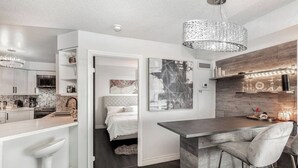 Coffee/tea maker, fridge, microwave, oven - Luxury 2BR+Den | Steps from SQ1 | Panoramic Views! (Mississauga)