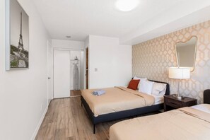 Desk, iron/ironing board, travel cot, WiFi - Skyline 3BR Condo | Steps to SQ 1 + Free Parking (Mississauga)
