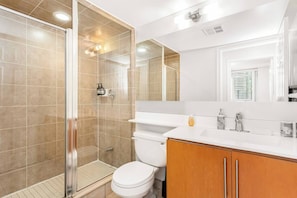 Hair dryer - Skyline 3BR Condo | Steps to SQ 1 + Free Parking (Mississauga)