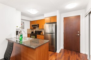 Réfrigérateur, micro-ondes, four, plaque de cuisson