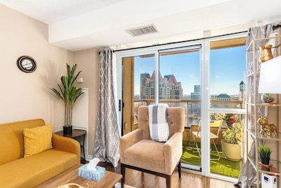 Premier SkySuite 3BR | Horizon Views + Parking