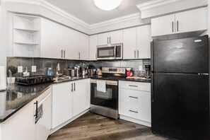 Fridge, dishwasher, coffee/tea maker, cookware/dishes/utensils - Sky Retreat | 2BR-2BA High Floor | 180° City View (Mississauga)