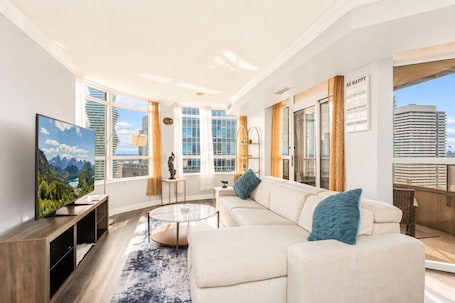 テレビ. Sky Retreat | 2BR-2BA High Floor | 180° City View
