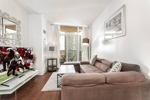 TV - Luxurious 2BR/2BATH Condo- Steps from Square One (Mississauga)
