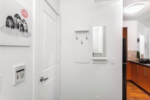 Interior - Luxurious 2BR/2BATH Condo- Steps from Square One (Mississauga)