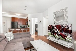 TV - Luxurious 2BR/2BATH Condo- Steps from Square One (Mississauga)